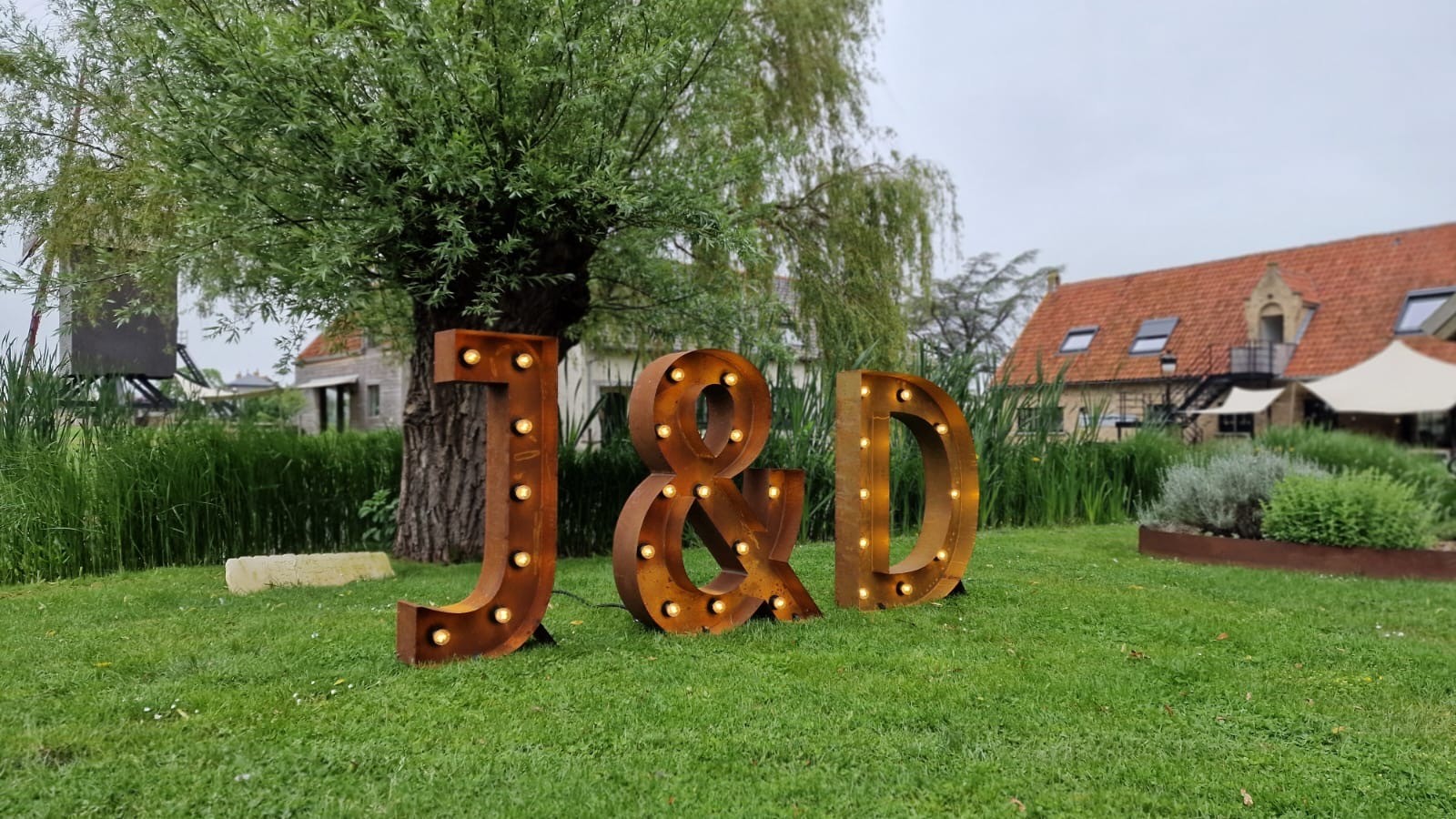 J & D letters op gras